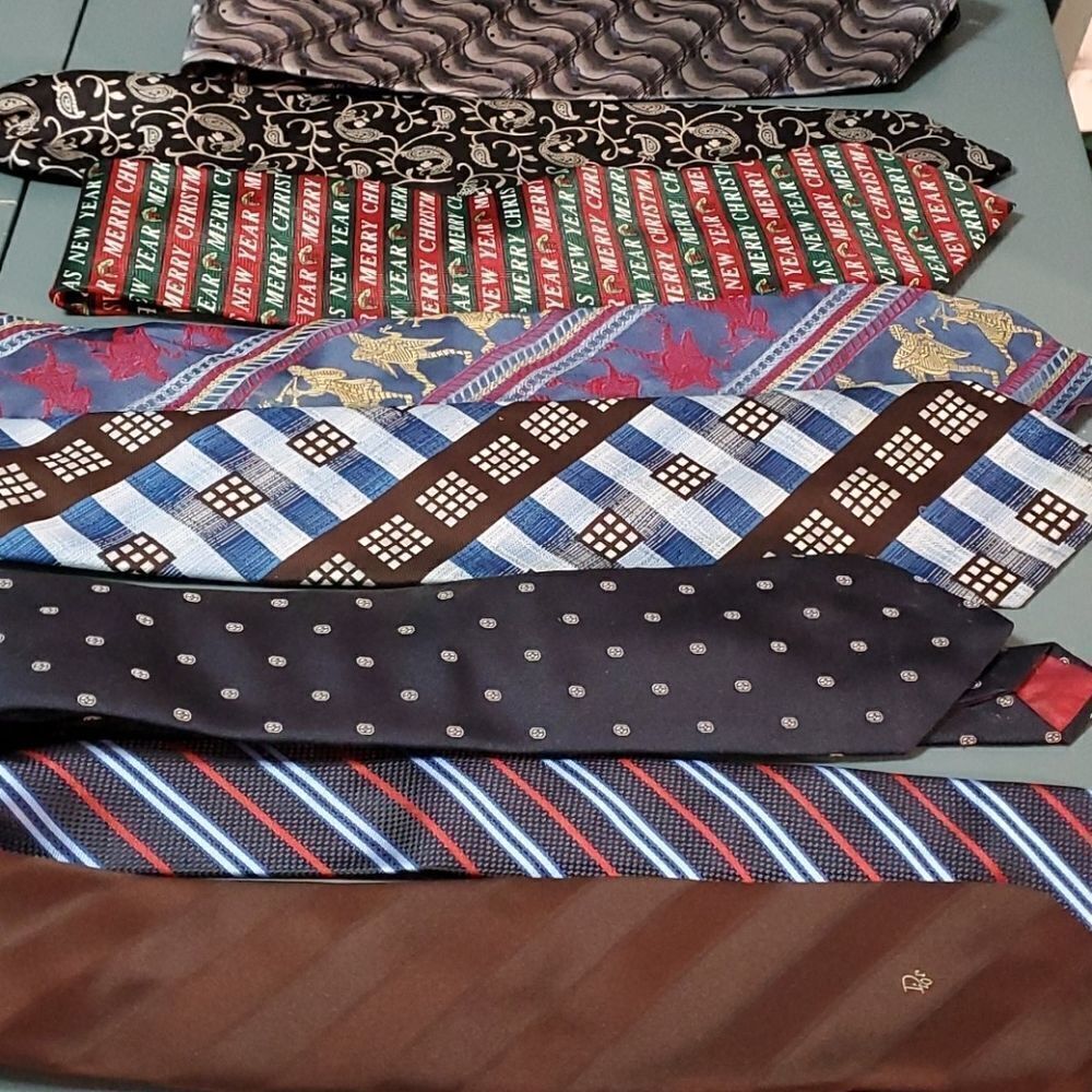 This is a lot of 8 men's ties 👔 vintage.